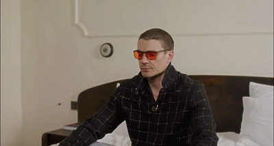 Саратовский актер хранит на прикроватной тумбе «Фантастическую Русь» и красные очки 