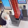 Саратовец оплатил бургеры чужой картой и попал на камеру видеонаблюдения