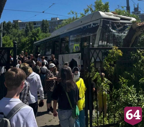 Появилось видео столкновения автобуса с деревом в Саратове