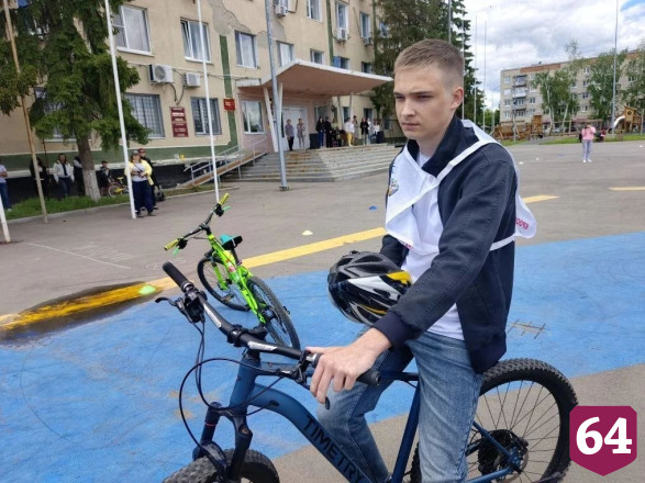 Под Саратовом велосипедист проехал полкилометра на заднем колесе и получил приз